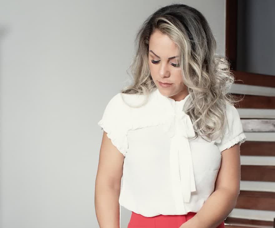 Dra. Elaine Alves, advogada da Alliance Advocacia, em seu escritório em Guarulhos